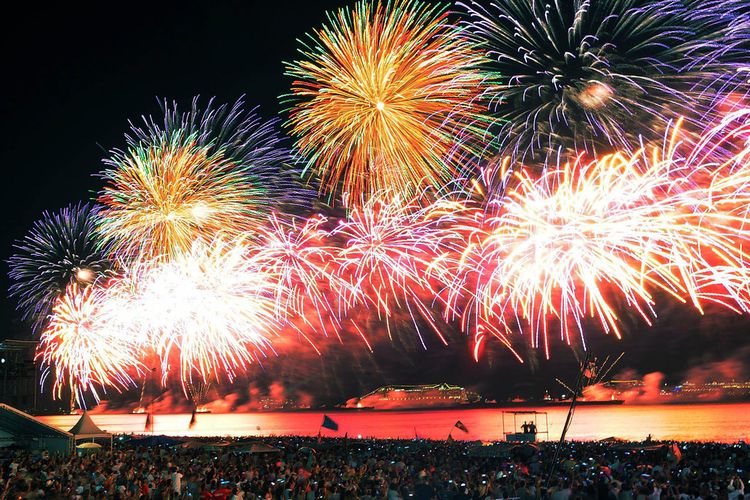 Jutaan orang menyaksikan pesta kembang api di Pantai Copacabana, Rio de Janeiro, Brasil.