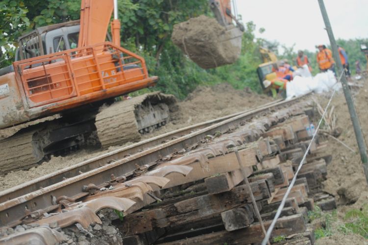 Fenomena Tanah Longsor Perbaikan Tanah Longsor Rampung Kereta Api Sudah Bisa 