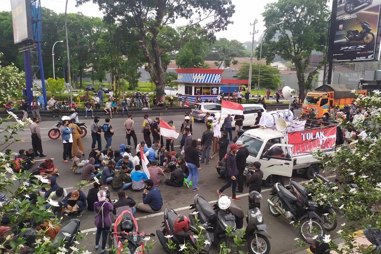 Para peserta aksi tolak UU Cipta Karya di simpang Artos Magelang Jumat (9/10/2020)