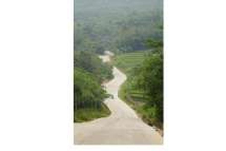 Jalan Lingkar Barat Purwakarta yang menghubungkan Kabupaten Purwakarta dengan Kabupaten Karawang dan Cianjur. Gambar diambil pada Senin (7/11/2016)