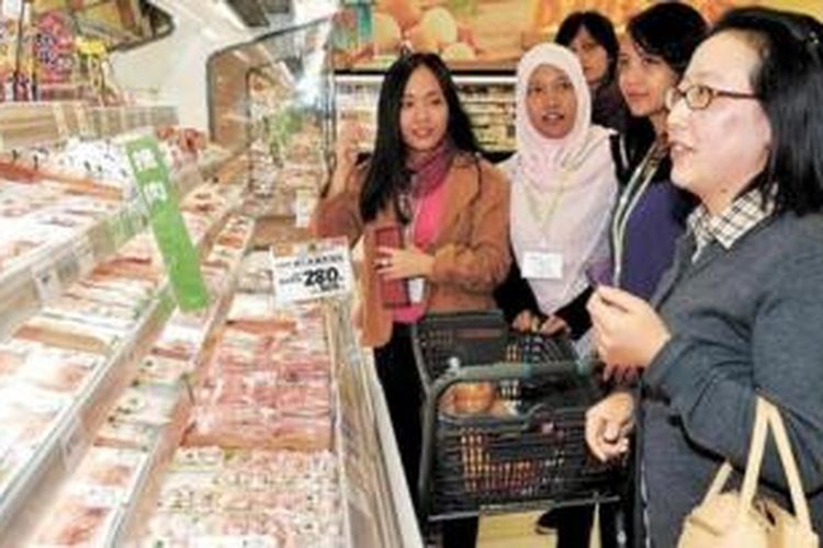 Para mahasiswa Indonesia sedang diantar belanja produk halal oleh wanita Jepang di supermarket Semboku. 