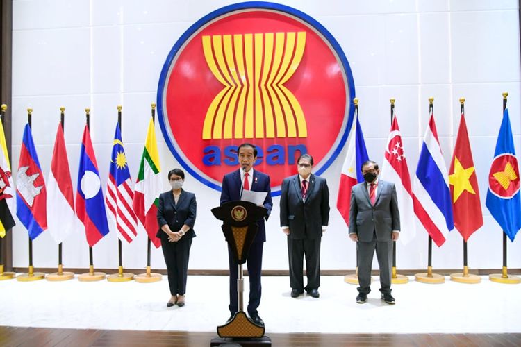 Presiden Jokowi menyampaikan keterangan pers usai menghadiri ASEAN Leaders 'Meeting, Sabtu (24/04/2021), di Sekretariat ASEAN di Jakarta, didampingi Menteri Koordinator Bidang Perekonomian Airlangga Hartarto, Menteri Luar Negeri Retno LP Marsudi, dan Sekretaris Kabinet Pramono Anung