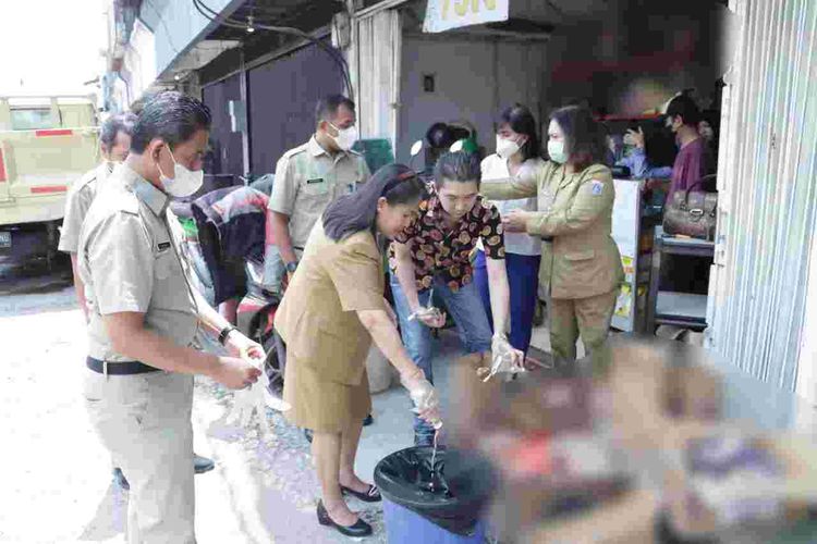 Kepala Dinas PPKUKM DKI Jakarta Elisabeth Ratu Rante Allo saat memusnahkan produk susu yang kedaluwarsa di Jakarta Timur pada Senin (9/1/2023).