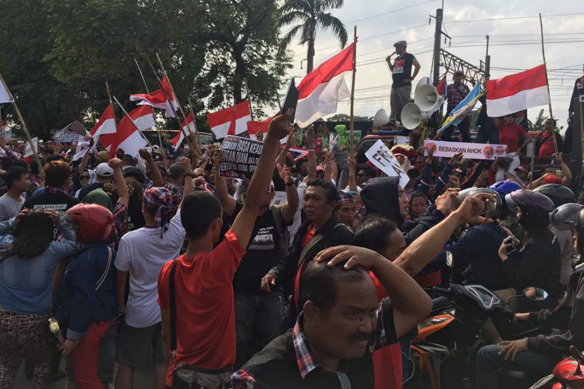 Massa Pro Ahok menutup jalan di depan Rutan Cipinang, Jakarta Timur, Senin (9/5/2017).