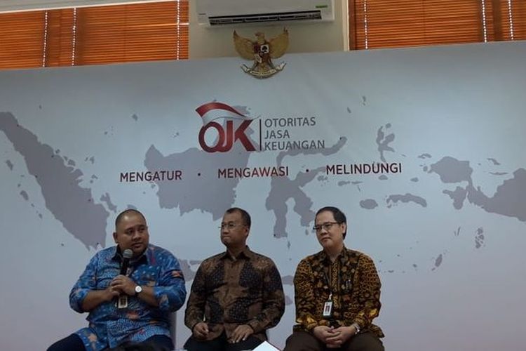 Deputi Komisioner Edukasi dan Perlindungan Konsumen OJK Sarjito (tengah) di Jakarta, Selasa (16/4/2019).