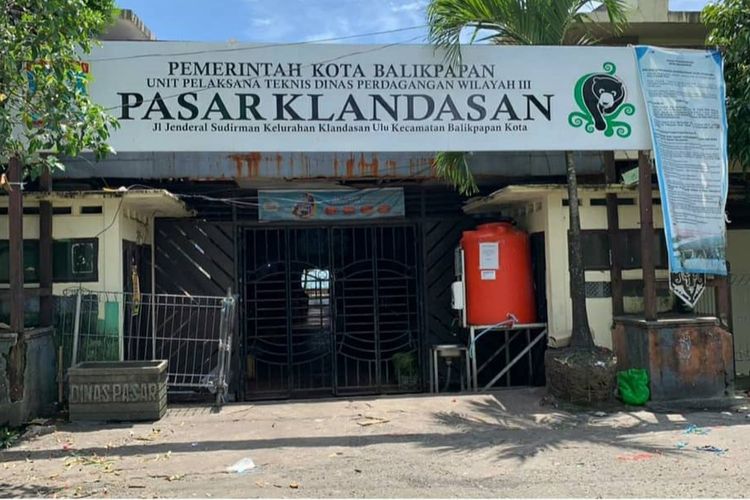 Pasar Kladansan di Balikpapan ditutup saat penerapan Kaltim steril Sabtu (6/2/2021). 