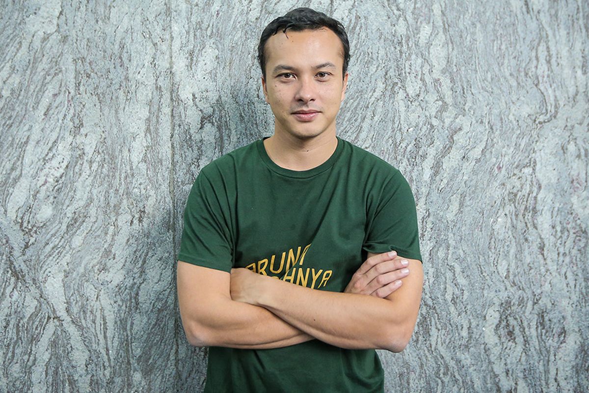 Artis peran Nicholas Saputra, pemeran karakter Bono dalam film Aruna dan Lidahnya, berpose usai wawancara di Redaksi Kompas.com, Menara Kompas, Jakarta, Kamis (6/9/2018). Aruna dan Lidahnya merupakan film adaptasi lepas dari novel karangan Laksmi Pamuntjak berjudul sama yang disutradarai oleh Edwin.