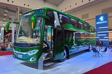 Adu Bus Selonjoran SR3 Suites Class Vs Jetbus Dream Coach