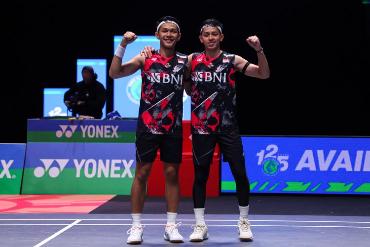 Fajar Alfian/Muhammad Rian Ardianto berpose usai mengalahkan Lee Yang/Wang Chi-Lin dalam laga perempat final All England 2024 di Utilita Arena, Birmingham, Inggris, Sabtu (16/3/2024) dini hari WIB.