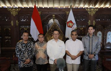 Sugiono (tengah) usai resmi menjabat sebagai Sekretaris Jenderal (Sekjen) baru Partai Gerindra menggantikan Ahmad Muzani, Jumat (1/8/2025).