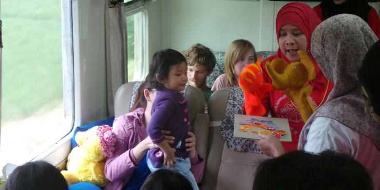 Kelompok Pencinta Bacaan Anak menghibur penumpang dengan mendongeng di perjalanan Kereta Api Taksaka Jurusan Stasiun Gambir (Jakarta) - Stasiun Tugu Yogyakarta, Selasa (23/2/2016)