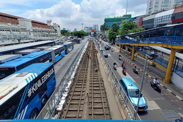 Jalur rel trem bekas peninggalan kolonial Belanda di Kawasan Harmoni, Jakarta Pusat jauh lebih dahulu ada daripada di negaranya sendiri.  Rel trem bekas peninggalan kolonial Belanda ditemukan dalam proyek pembangunan mass rapid transit (MRT) Jakarta fase 2A CP 202.