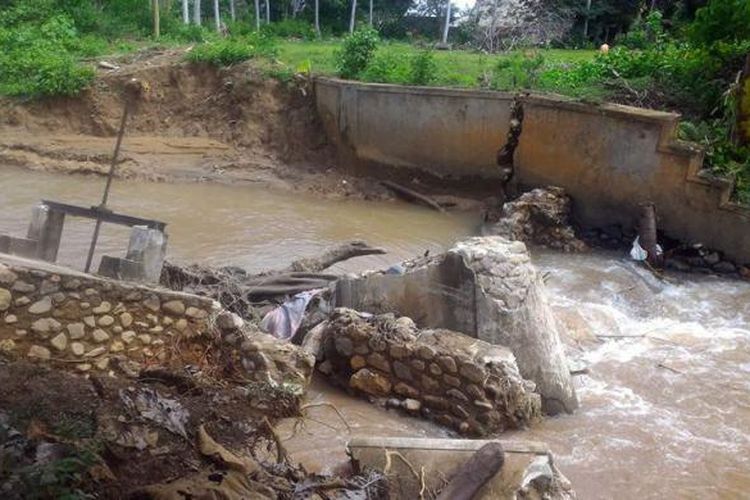 Kondisi Bendungan Bubode di Kabupaten Gorontalo Utara akibat terjangan banjir 2 hari lalu. 