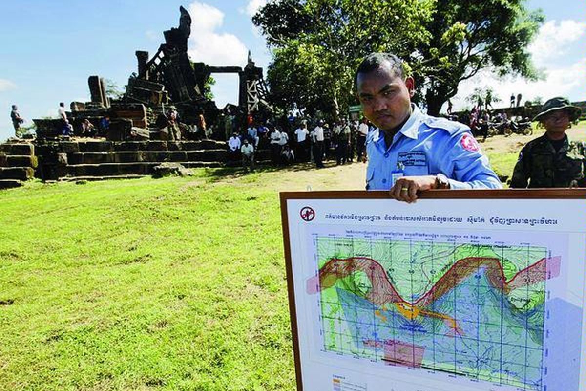 Seorang warga Kamboja memegangi peta perbatasan yang disengketakan Kamboja dan Thailand di pintu masuk Candi Preah Vihear, sekitar 245 kilometer utara Phnom Penh, seperti dokumen pada 7 November 2008. Kamboja mengusulkan agar sengketa perbatasan di antara kedua negara bertetangga ini dibawa dan dibahas untuk dicari penyelesaiannya pada Konferensi Tingkat Tinggi (KTT) ASEAN akhir bulan ini di Hua Hin, Thailand.