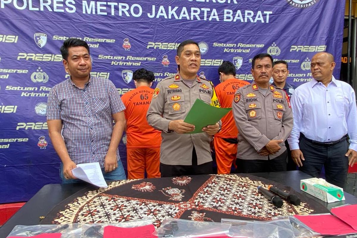Polisi menangkap pelaku pencurian motor yang beraksi di Jakarta Barat. Mereka dihadirkan di Mapolsek Kebon Jeruk, Senin (20/11/2023). 