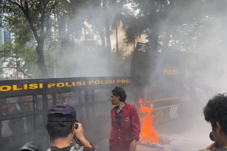 Aksi Mahasiswa di Monas Ricuh, Polisi Semprotkan APAR untuk Padamkan Api