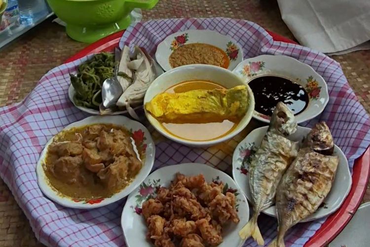 Bedulang, tradisi makan bersama khas Belitung yang menggunakannampan besar berpenutup tudung saji. Budaya ini menjadi salah satu paket wisata yang ditawarkan Desa Wisata Terong.