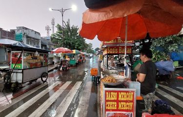 Deretan pedagang kaki lima berjualan di Jalan Kunir di kawasan Kota Tua Jakarta, sebelum program relokasi diterapkan, Selasa(5/4/2022).