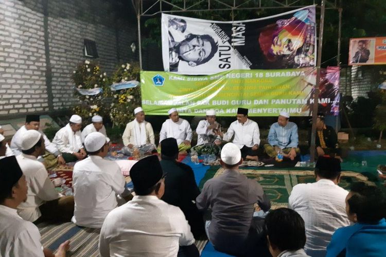 Menurut Gus Ipul saat hadir di tahlilan wafatnya Pak Guru Achmad Budi Cahyanto, di Kabupaten Sampang, Selasa (6/2/2018), orang Madura memegang dan menjaga rasa hormat kepada guru.
