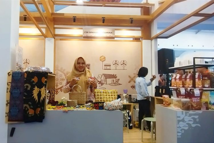 Sundari dan produk UKM Anggrek Hitam dalam pameran Trade Expo Indonesia 2023 di ICE BSD, Jumat (20/10/2023).