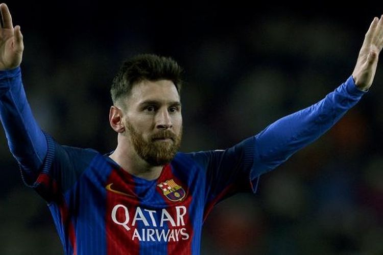 Megabintang FC Barcelona, Lionel Messi, merayakan golnya ke gawang Espanyol dalam lanjutan La Liga, di Stadion Camp Nou, Minggu (18/12/2016) waktu setempat.