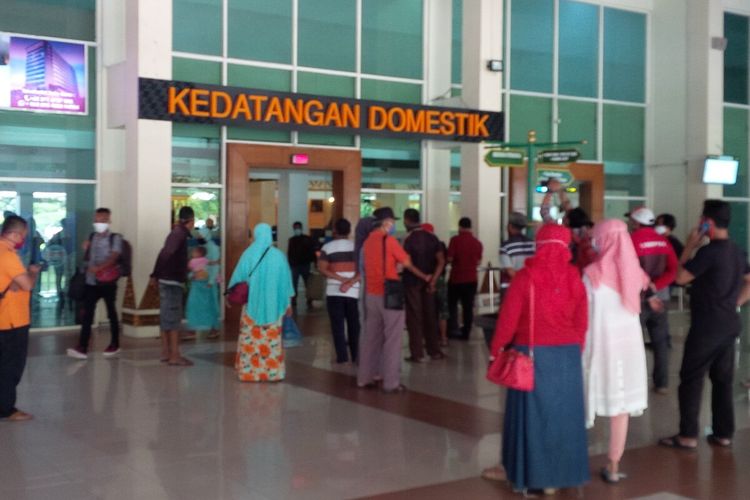 Para penumpang memadati terminal kedatangan domestik di Bandara Internasional Adi Soemarmo Solo di Boyolali, Jawa Tengah, Jumat (24/4/2020).
