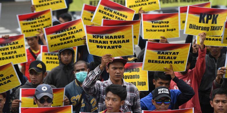 Massa yang tergabung dalam Generasi Muda Golkar melakukan unjuk rasa di depan gedung KPK, Jakarta, Senin (13/11/2017). Dalam aksinya mereka memberikan dukungan kepada KPK untuk segera memproses kasus Ketua DPR Setya Novanto yang kini telah kembali ditetapkan sebagai tersangka kasus korupsi KTP Elektronik.