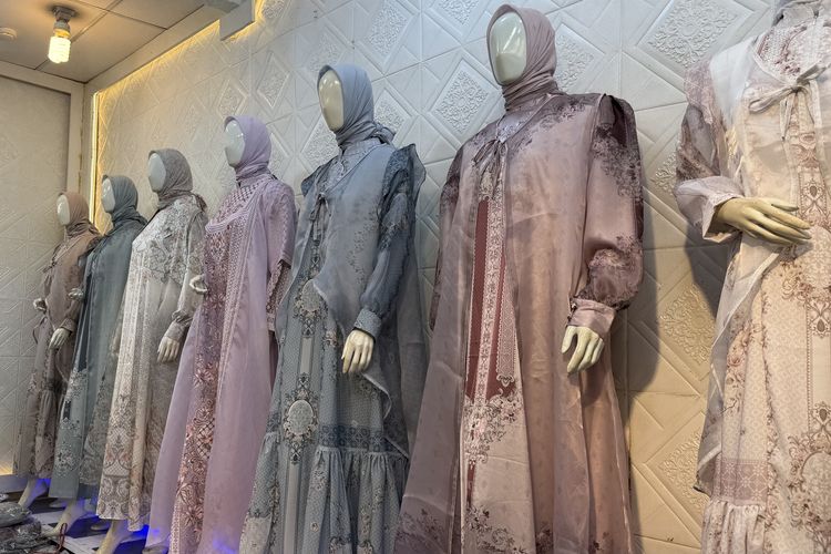Gamis rompi lepas sudah mulai menjadi perbincangan di kalangan pedagang dan pembeli menjelang Lebaran 2026 di Thamrin City, Jakarta Pusat, Selasa (6/1/2026).