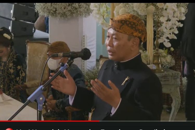 Pengasuh Pondok Pesantren Az-Zayadiyy Laweyan, Solo, KH Abdul Karim Ahmad memimpin doa dalam tasyakuran ngunduh mantu putra bungsu Presiden Jokowi, Kaesang Pangarep dan Erina Gudono di Pura Mangkunegaran Solo, Jawa Tengah, Minggu (11/12/2022).