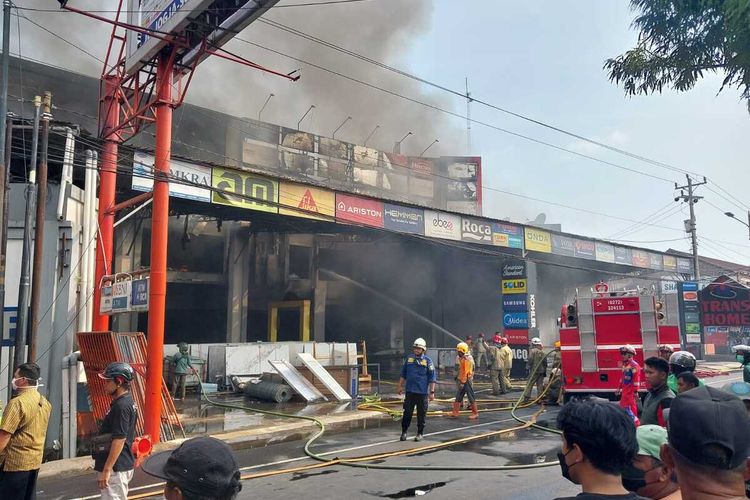 Kebakaran Melanda Trans Home di Jalan Jogja-Solo, Polisi Berlakukan Rekayasa Lalu Lintas