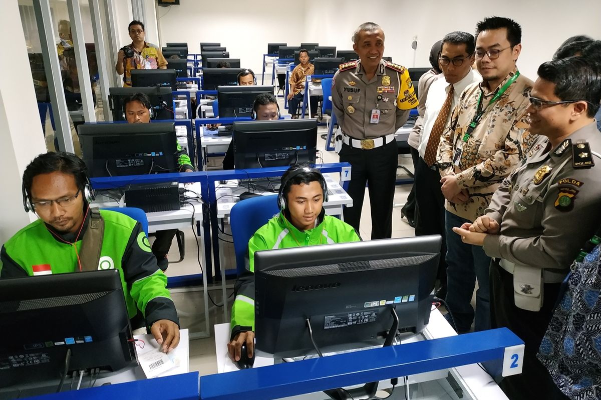 Head of Ecosystem Expansion GoPay Edwin Ariono (kedua kanan) melihat proses ujian pembuatan Kartu Surat Izin Mengemudi (SIM) di Satpas Ditlantas Polda Metro Jaya Daan Mogot, Jakarta Barat, Senin (26/8/2019).