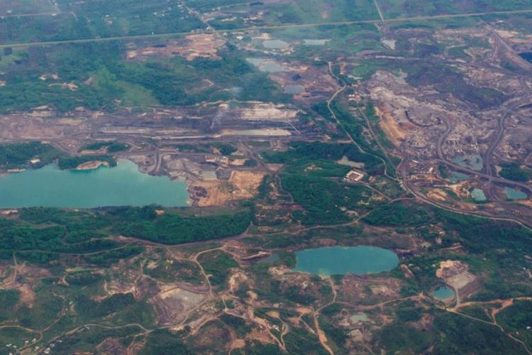 Pemandangan dari udara bekas tambang di Kalimantan Timur, 18 November 2015.