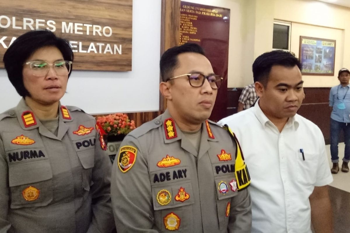 Kapolres Metro Jakarta Selatan, Kombes Pol Ade Ary saat memberikan pernyataan terkait kasus penganiayaan anak oleh bos perusahaan di Tebet, Jakarta Selatan. Pernyataan Ade disampaikan di Polres Metro Jaksel pada Kamis (22/12/2022) siang.