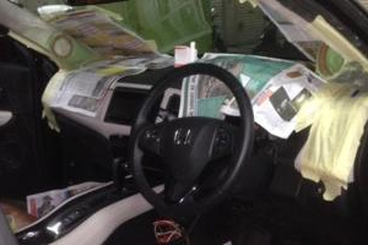 Mobil Honda CR-V sedang menginstalasi audio yang ditawarkan oleh GAE Auto Shop di MGK