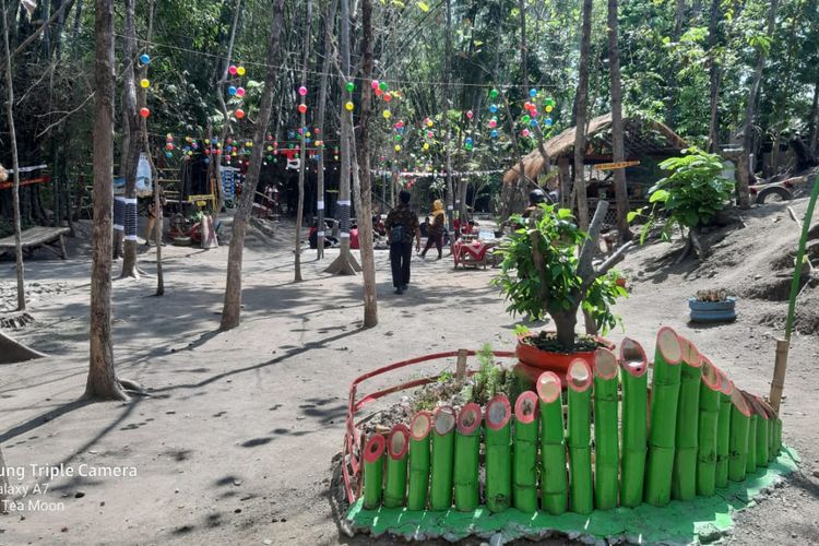 Suasana Kampoeng Pecel di Bayat, Klaten, Jawa Tengah bernuansa pohon bambu dan jati berhiaskan ornamen estetik. 
