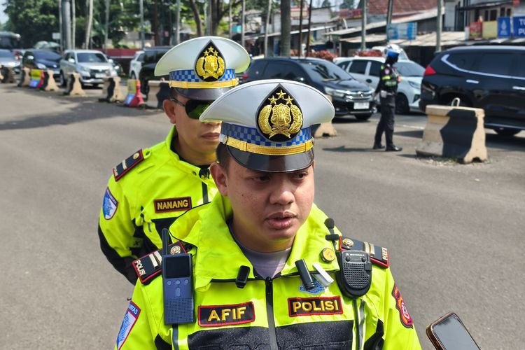 Kasat Lantas Polres Bogor Iptu Afif Widhi Ananto saat ditemui wartawan di Simpang Gadog, Kabupaten Bogor, Kamis (14/5/2026). Rekayasa lalu lintas one way dari jalur wisata Puncak Bogor menuju Jakarta diterapkan saat hari pertama long weekend Kenaikan Yesus Kristus.