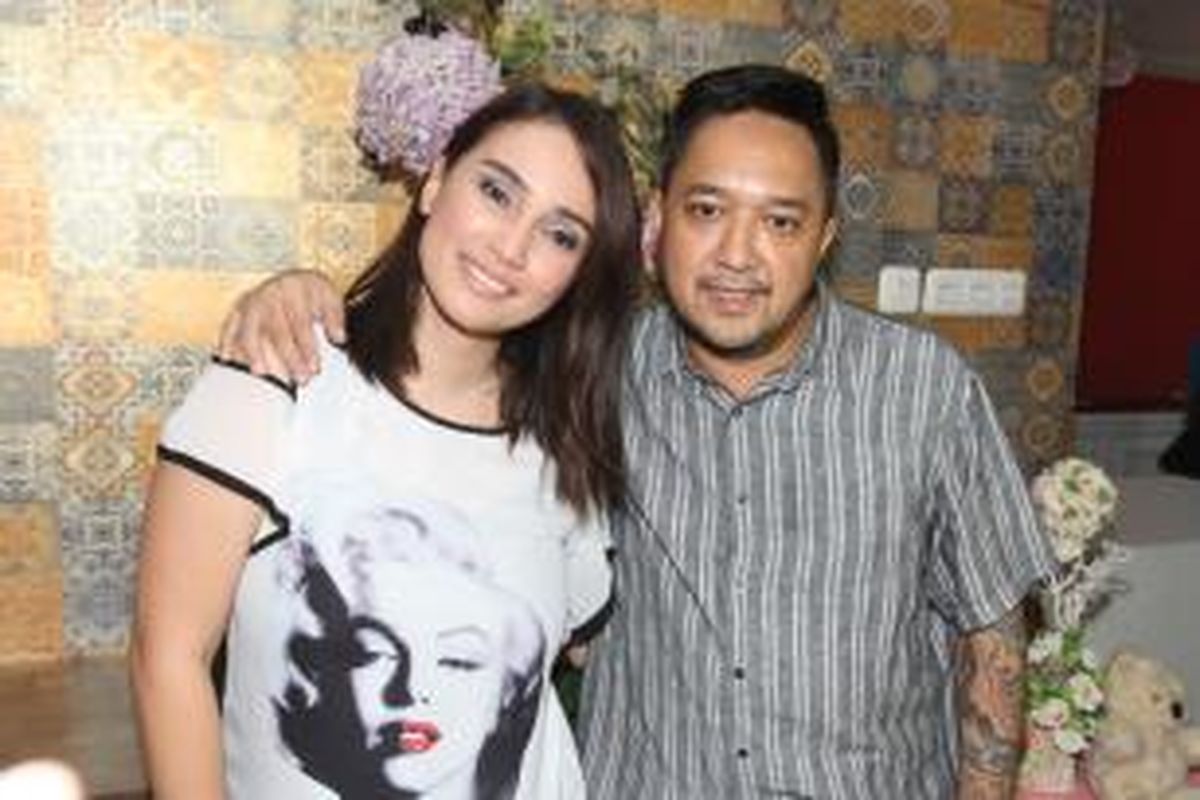 Feby Febiola dan Franky Sihombing diabadikan di kawasan Kelapa Gading, Jakarta Utara, Kamis (3/12/2015).