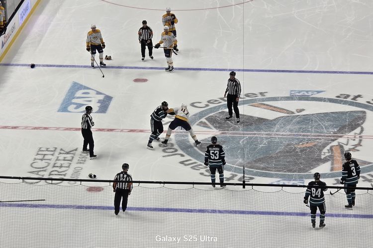 Detik-detik pemain Sharks vs Predators gelut di lapangan Hoki. Foto ini dijepret dengan zoom 10x Samsung S25 Ultra.