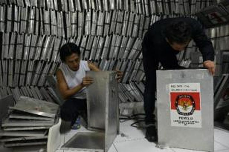 Pekerja merakit kotak suara sebelum dikirim ke Panitia Pemilihan Kecamatan di gudang logistik KPU Jakarta Pusat, Jakarta, Senin (17/2). Logistik tersebut akan digunakan untuk Pemilu 9 April mendatang. 
