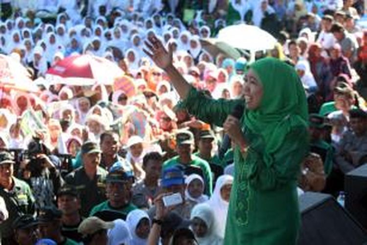 Calon gubernur Jawa Timur Khofifah Indar Parawansah menggelar kampanye terakhir di Gelanggang Olahraga Sidoarjo, Kota Sidoarjo, Jawa Timur, Sabtu (24/8/2013)