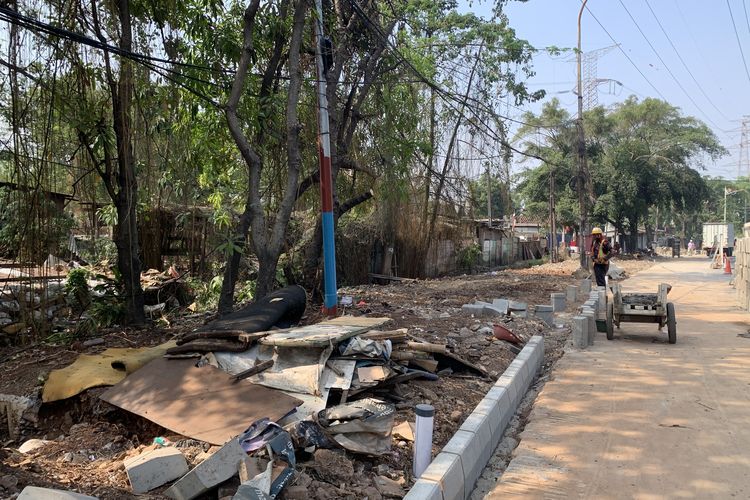 Wajah Jalan DI Pandjaitan Jaktim Berubah, Lapak Pedagang Dibongkar dan Trotoar Dibangun