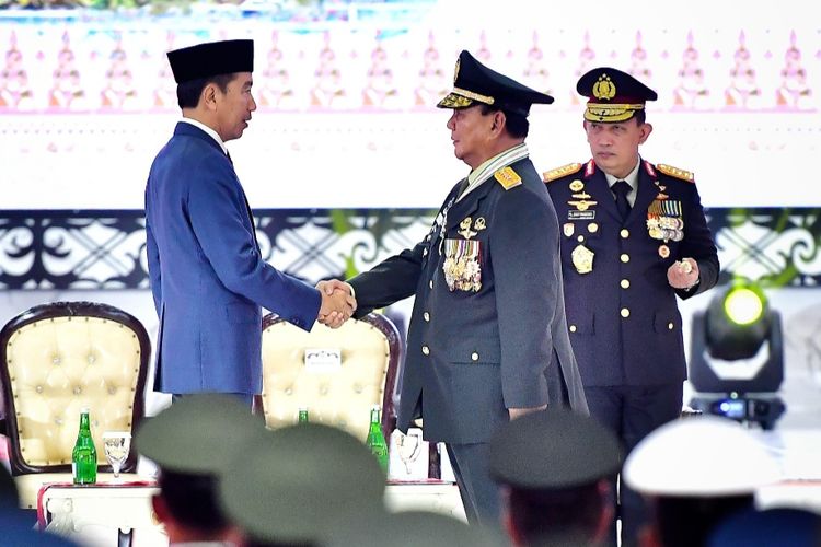 Presiden Joko Widodo memberi selamat kepada Prabowo Subianto usai emasangkan tanda pangkat bintang empat kepada Menteri Pertahanan tersebut  saat rapat pimpinan TNI-Polri di Mabes TNI Cilangkap, Jakarta Timur, Rabu (28/2/2024).