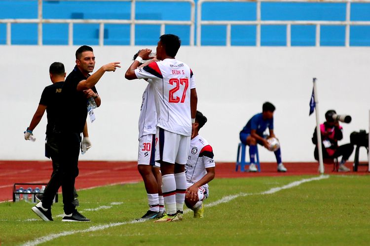 Pelatih Arema FC Javier Roca memberi instruksi pemain saat pertandingan pekan ke-13 Liga 1 2022-2023 melawan Persis Solo yang berakhir dengan skor 2-1 di Stadion Jatidiri Semarang, Minggu (11/12/2022) sore.