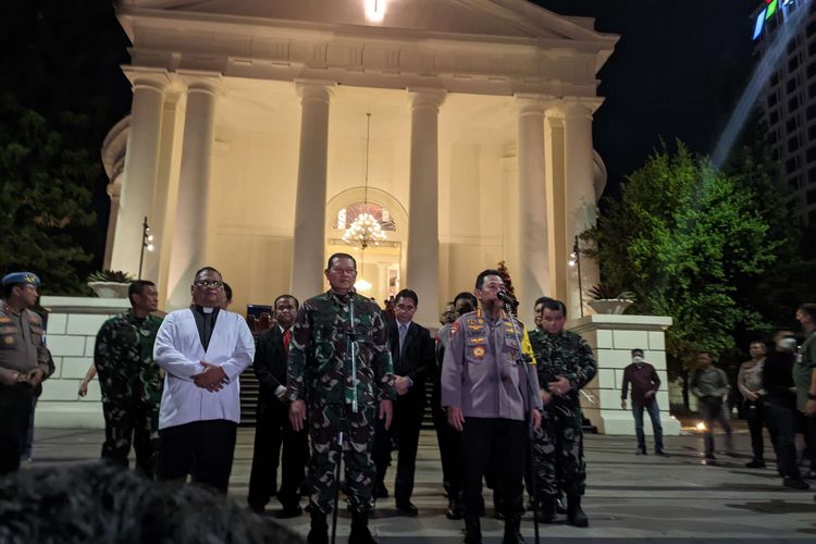 Panglima TNI Laksamana Yudo Margono (kiri) bersama Kapolri Jenderal Listyo Sigit Prabowo (kanan) di Gereja Protestan Indonesia Barat (GPIB) Immanuel, Jakarta Pusat, Sabtu (24/12/2022).