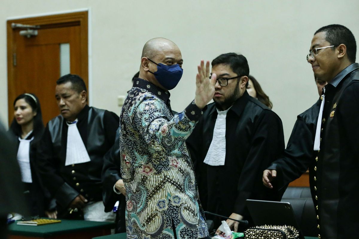 Mantan Kapolda Sumatera Barat Irjen Teddy Minahasa usai menjalani sidang vonis di Pengadilan Negeri Jakarta Barat, Senin (9/5/2023). Majelis hakim menjatuhkan vonis hukuman penjara seumur hidup dalam kasus peredaran narkotika jenis sabu yang menjeratnya.