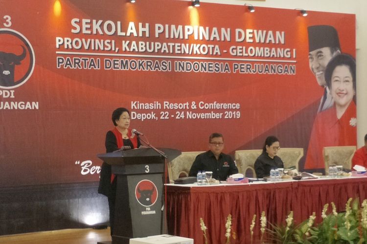 Ketua Umum Partai Demokrasi Indonesia Perjuangan (PDI-P) Megawati Soekarnoputri saat memberikan sambutan pada pembukaan Sekolah Pimpinan Dewan PDI-P di Kinasih Resort, Depok, Jawa Barat, Jumat (22/11/2019). 