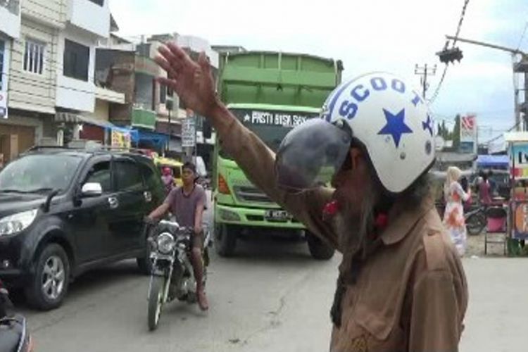 Pak Selamet Pagi tengah mengurai kemacetan lalulintas sepanjang dua kilometer setiap hari.