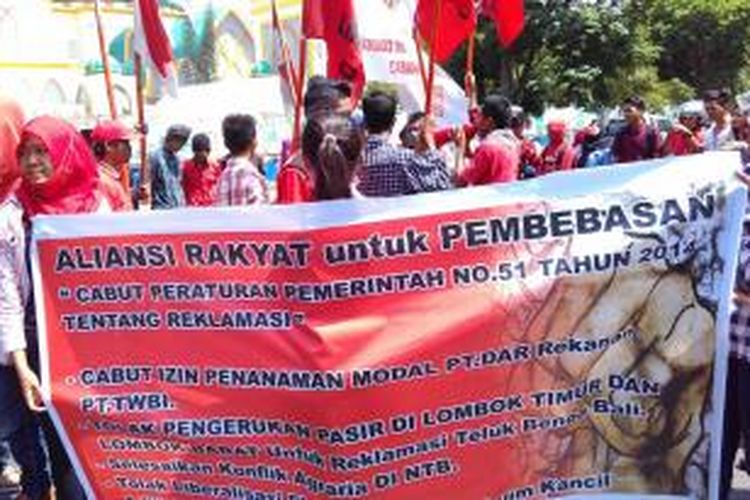 Massa demo tolak rencana pengerukan pasir di Lombok untuk reklamasi Teluk Benoa.