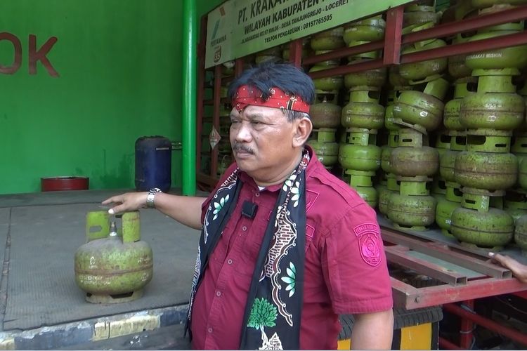 Bupati Nganjuk Marhaen Djumadi (baju merah) saat menyidak agen elpiji tiga kilogram di Kecamatan Loceret, Kamis (8/6/2023)