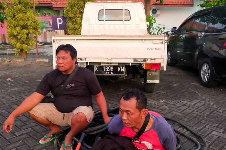 Kedua pelaku pencurian kabel PT Dayasa yang berada di Kecamatan Driyorejo, Gresik, Jawa Timur, saat diamankan pihak kepolisian.